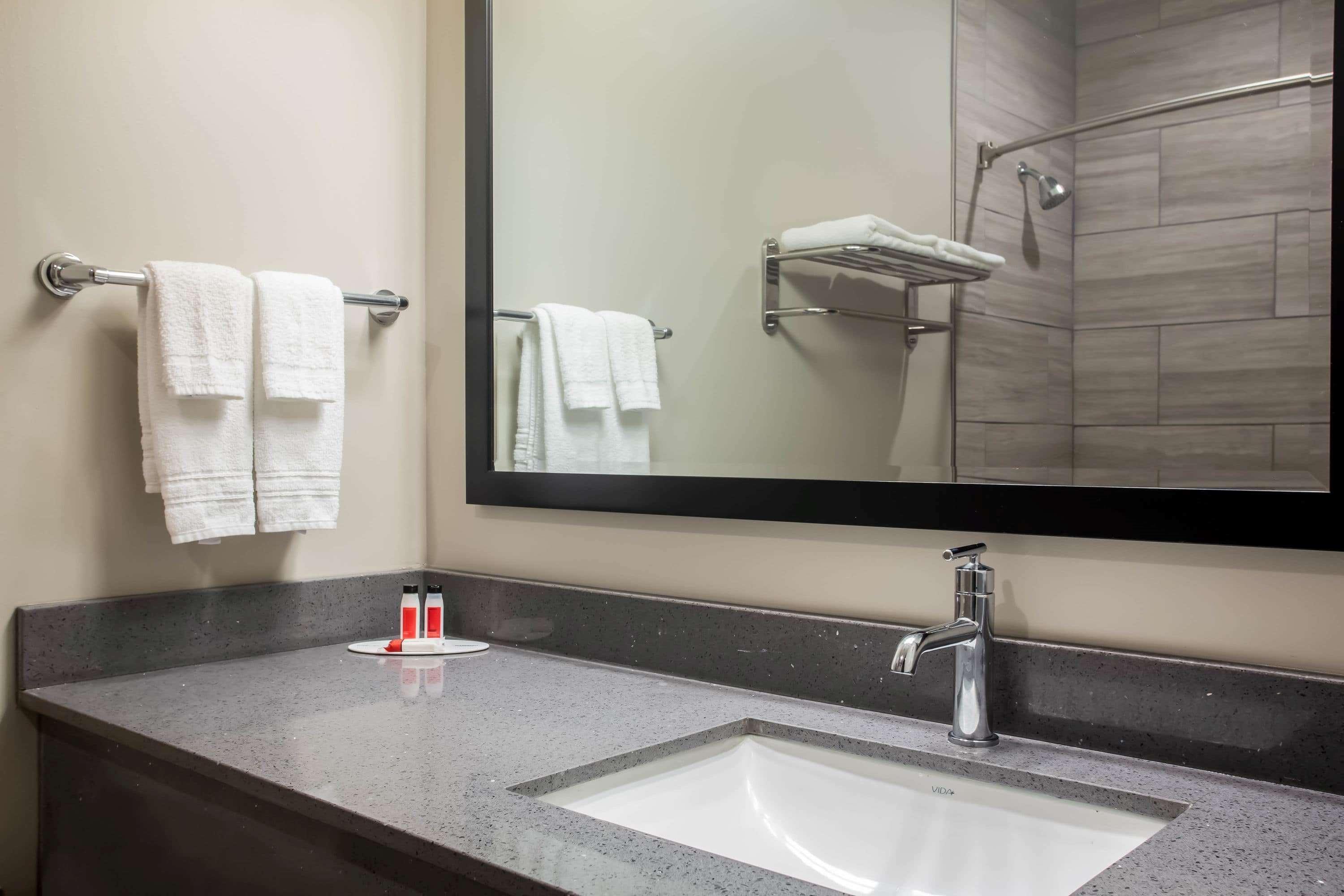 Super 8 By Wyndham St. Louis North Hotell Exteriör bild