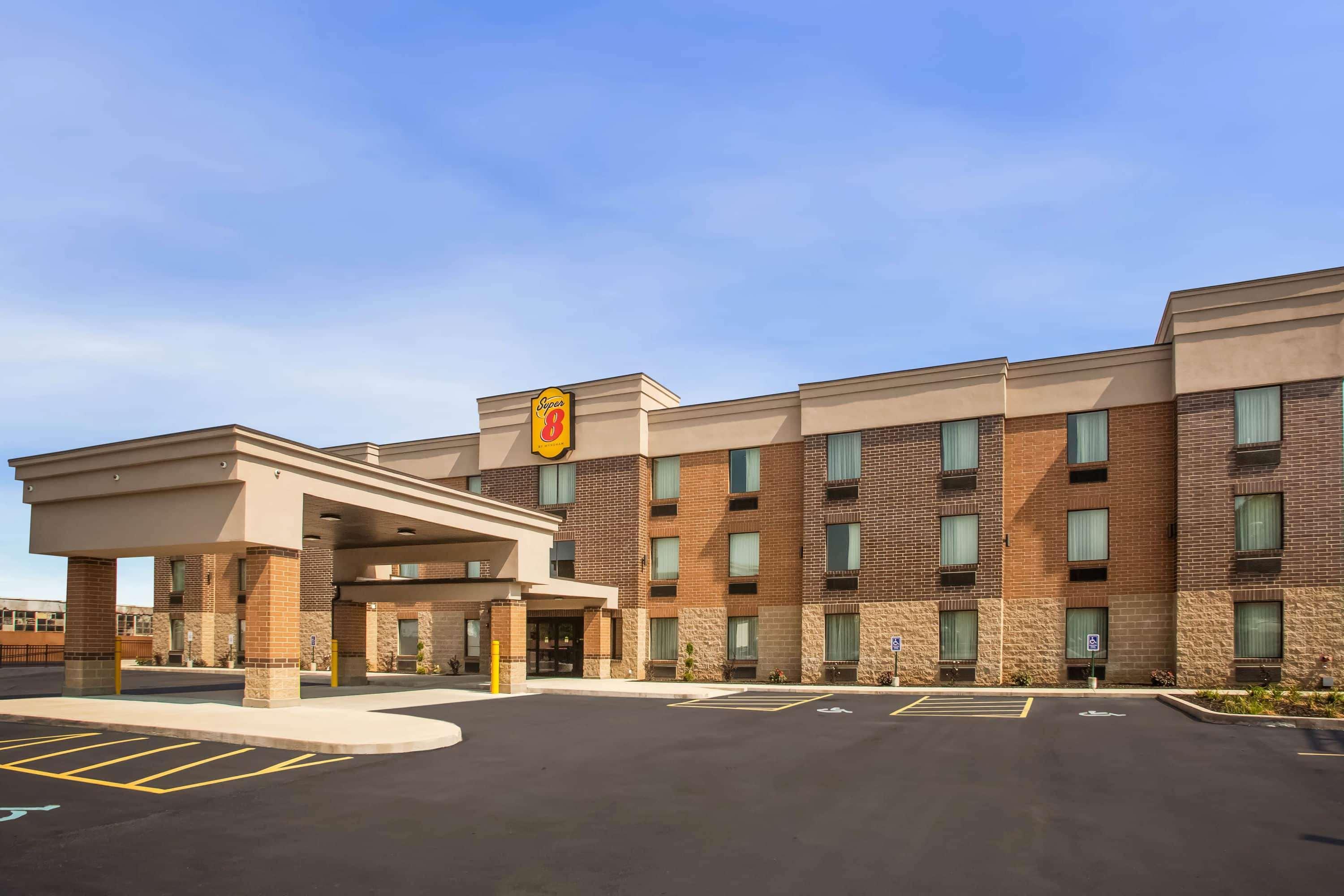 Super 8 By Wyndham St. Louis North Hotell Exteriör bild