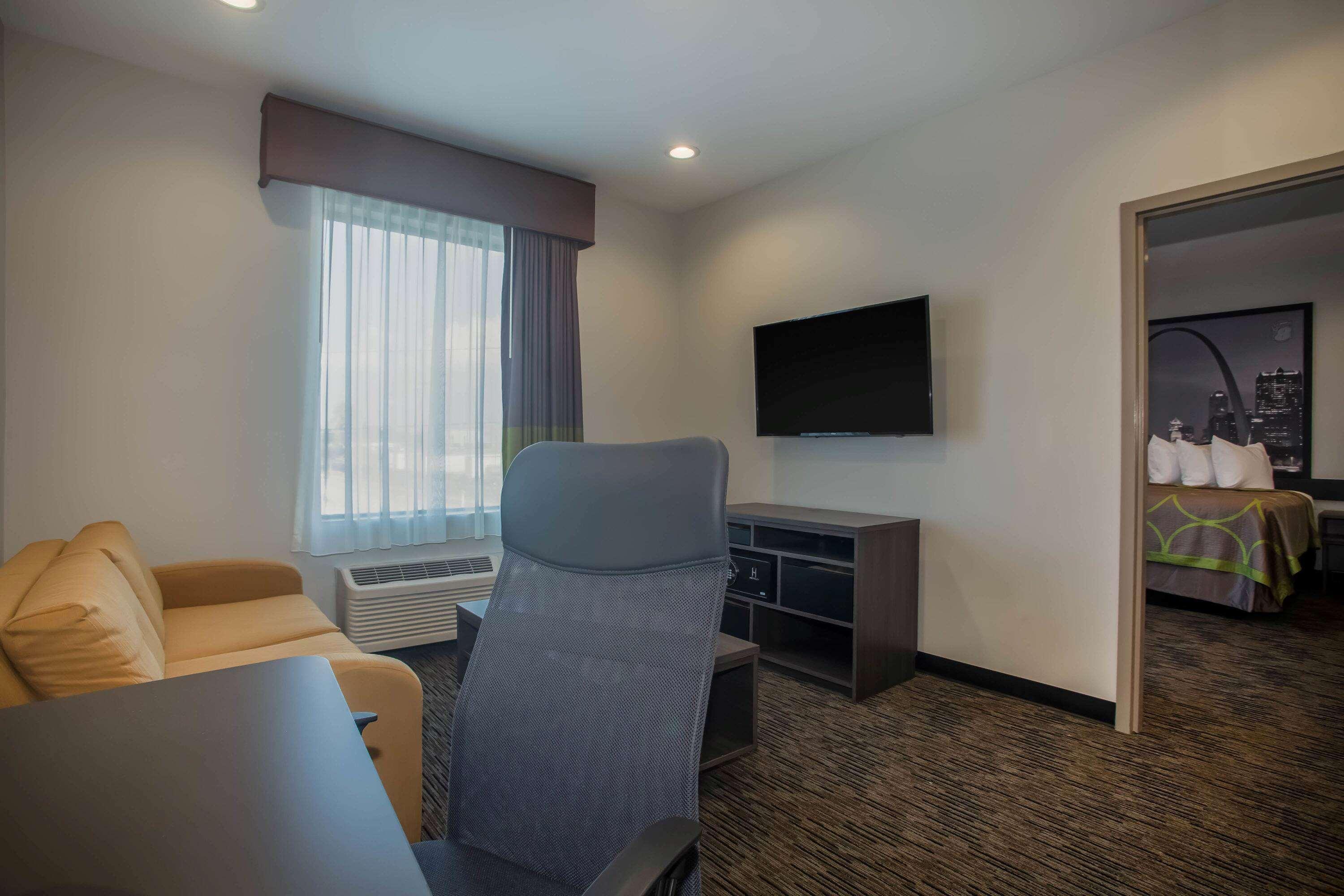 Super 8 By Wyndham St. Louis North Hotell Exteriör bild