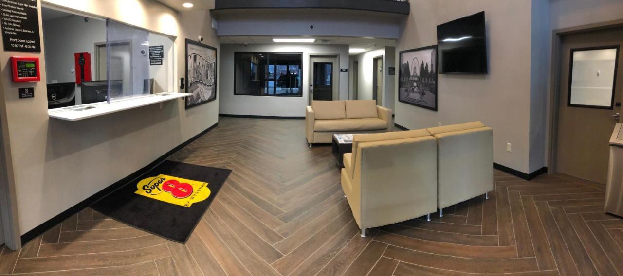 Super 8 By Wyndham St. Louis North Hotell Exteriör bild