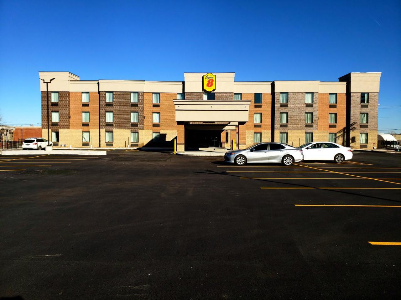 Super 8 By Wyndham St. Louis North Hotell Exteriör bild