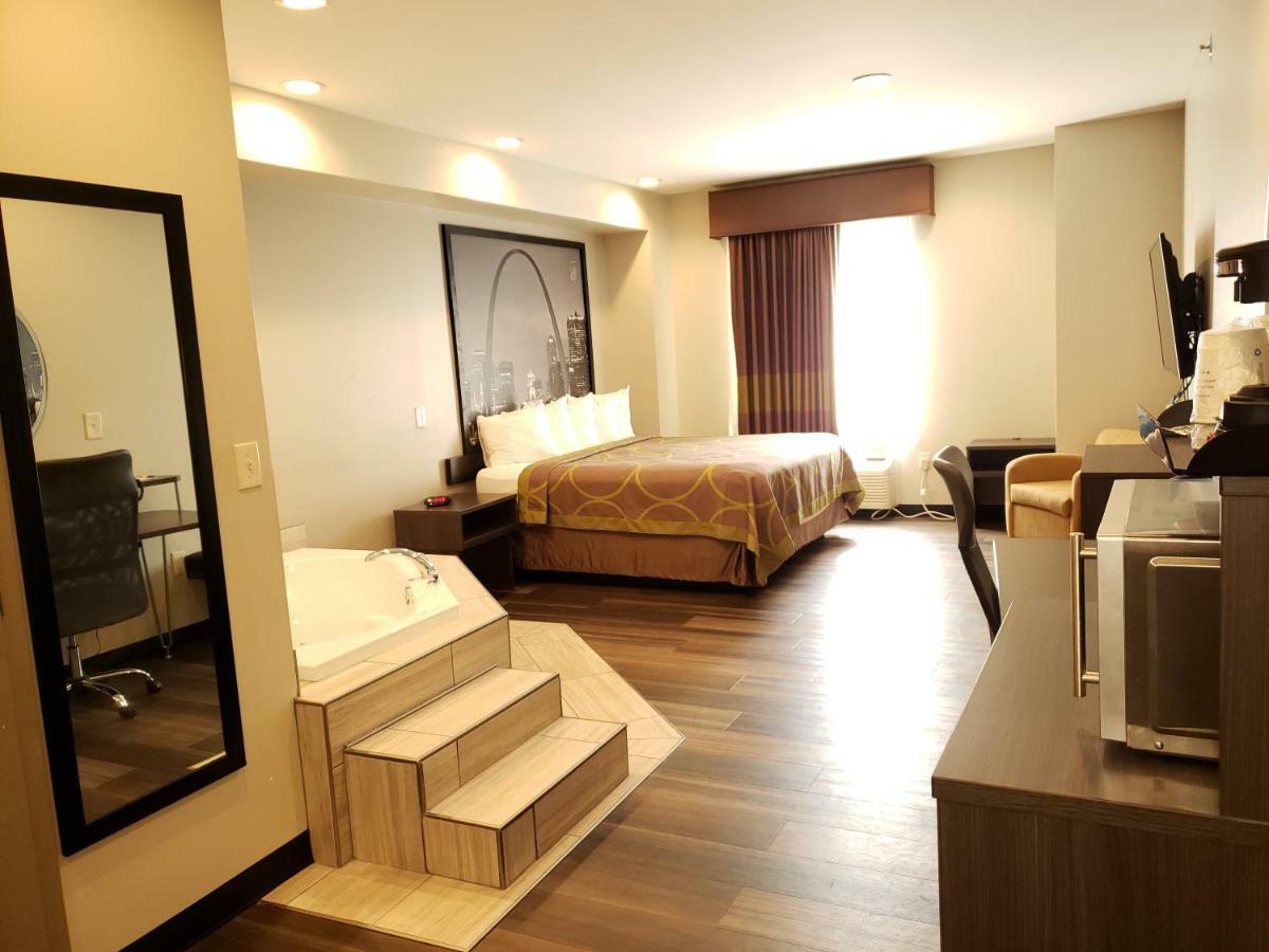 Super 8 By Wyndham St. Louis North Hotell Exteriör bild
