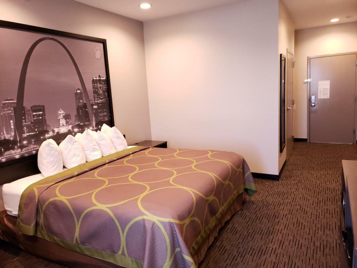 Super 8 By Wyndham St. Louis North Hotell Exteriör bild