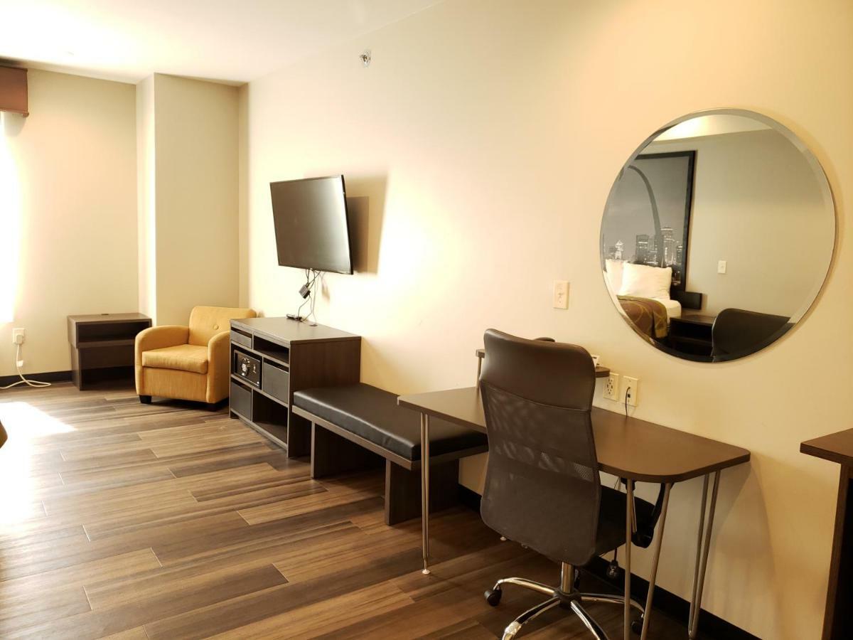 Super 8 By Wyndham St. Louis North Hotell Exteriör bild