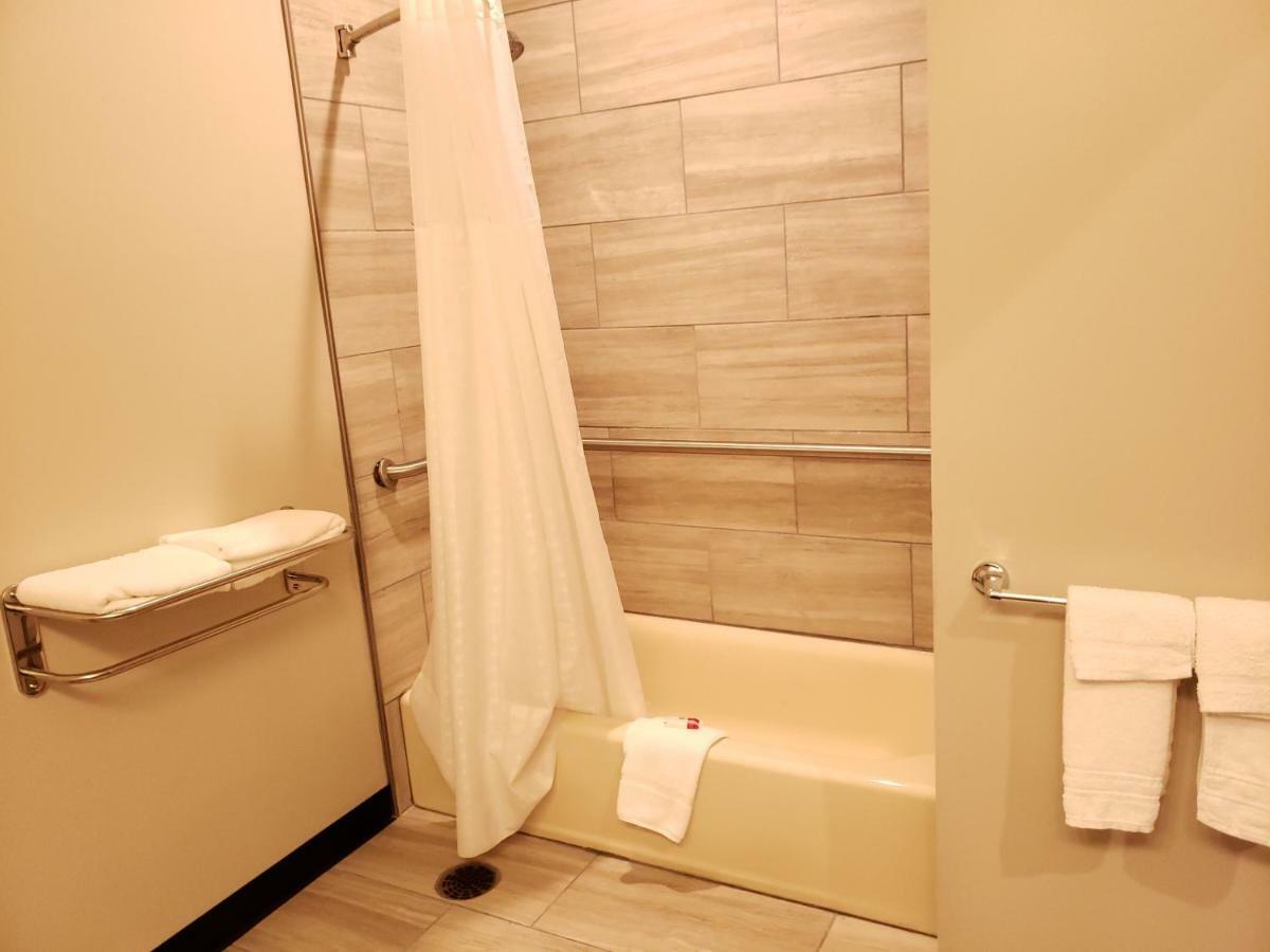 Super 8 By Wyndham St. Louis North Hotell Exteriör bild