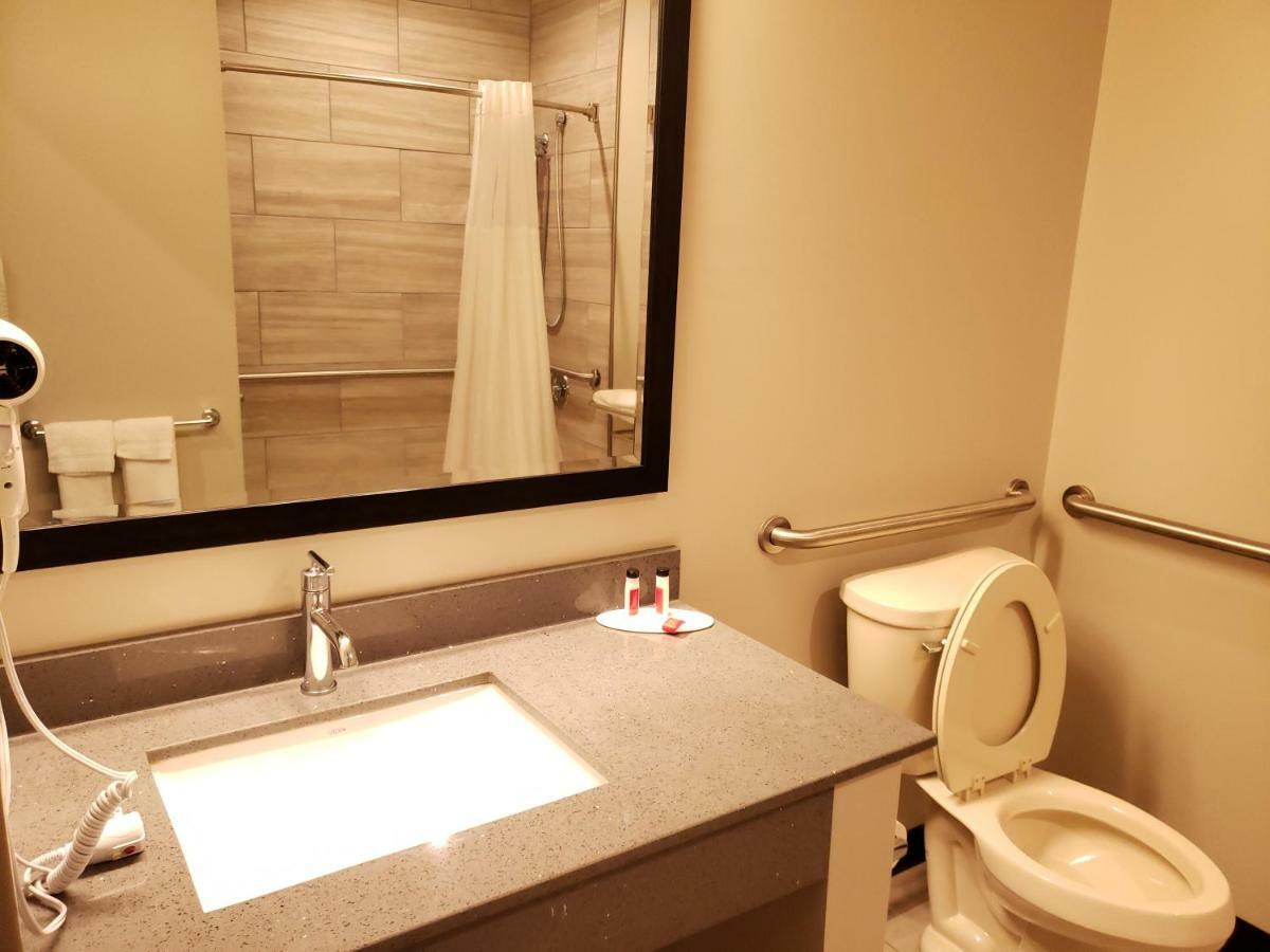 Super 8 By Wyndham St. Louis North Hotell Exteriör bild