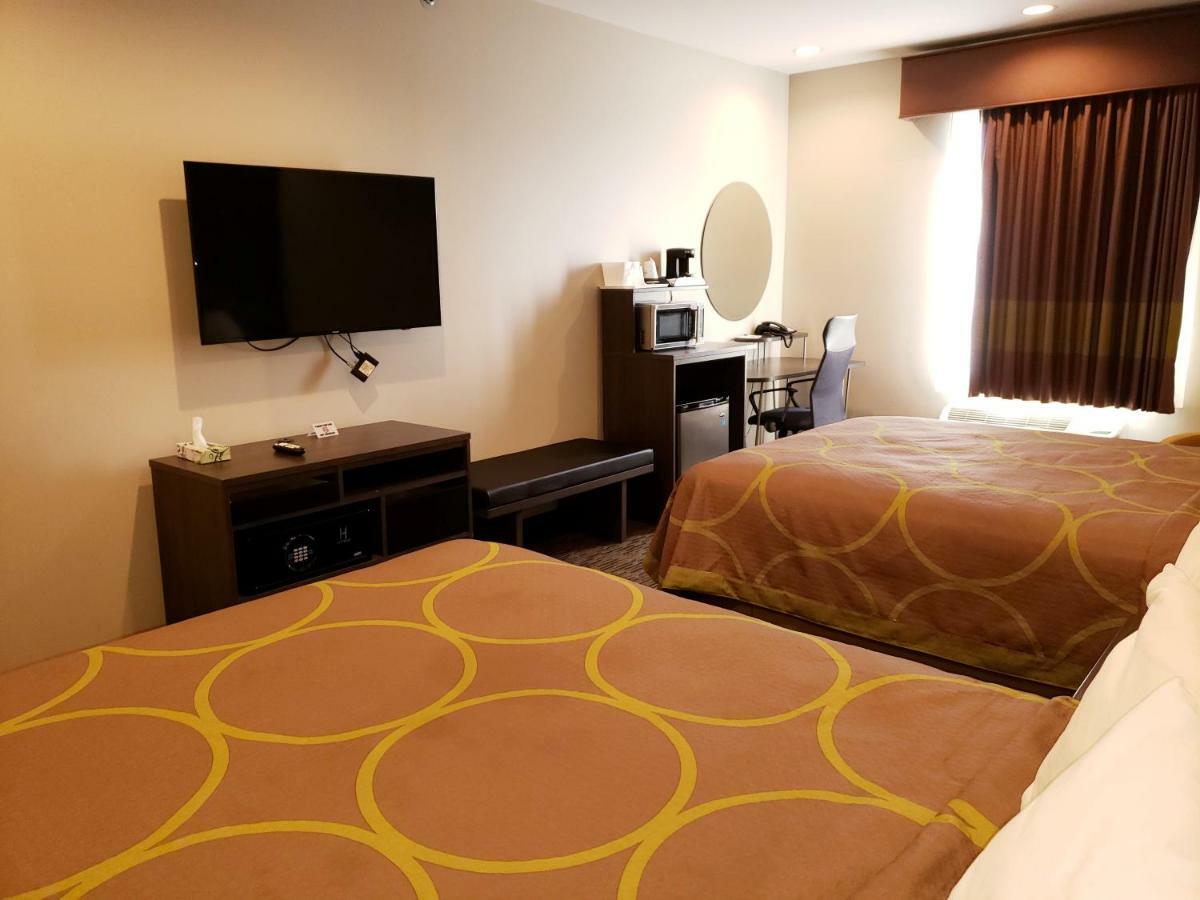 Super 8 By Wyndham St. Louis North Hotell Exteriör bild