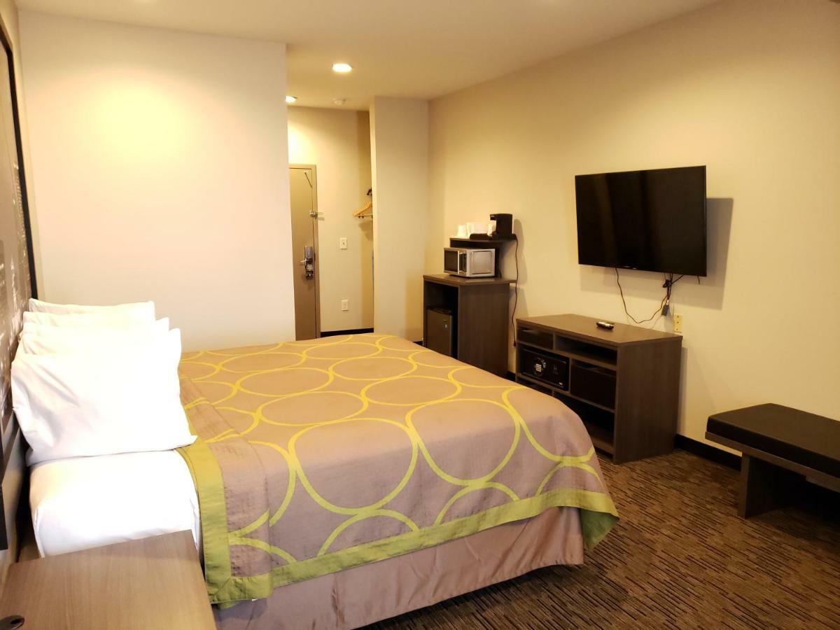 Super 8 By Wyndham St. Louis North Hotell Exteriör bild