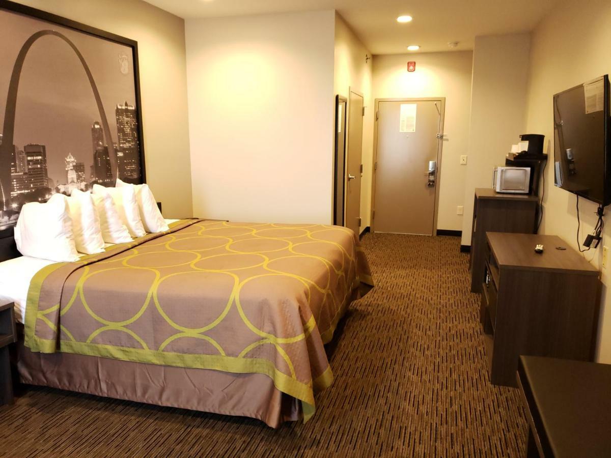 Super 8 By Wyndham St. Louis North Hotell Exteriör bild