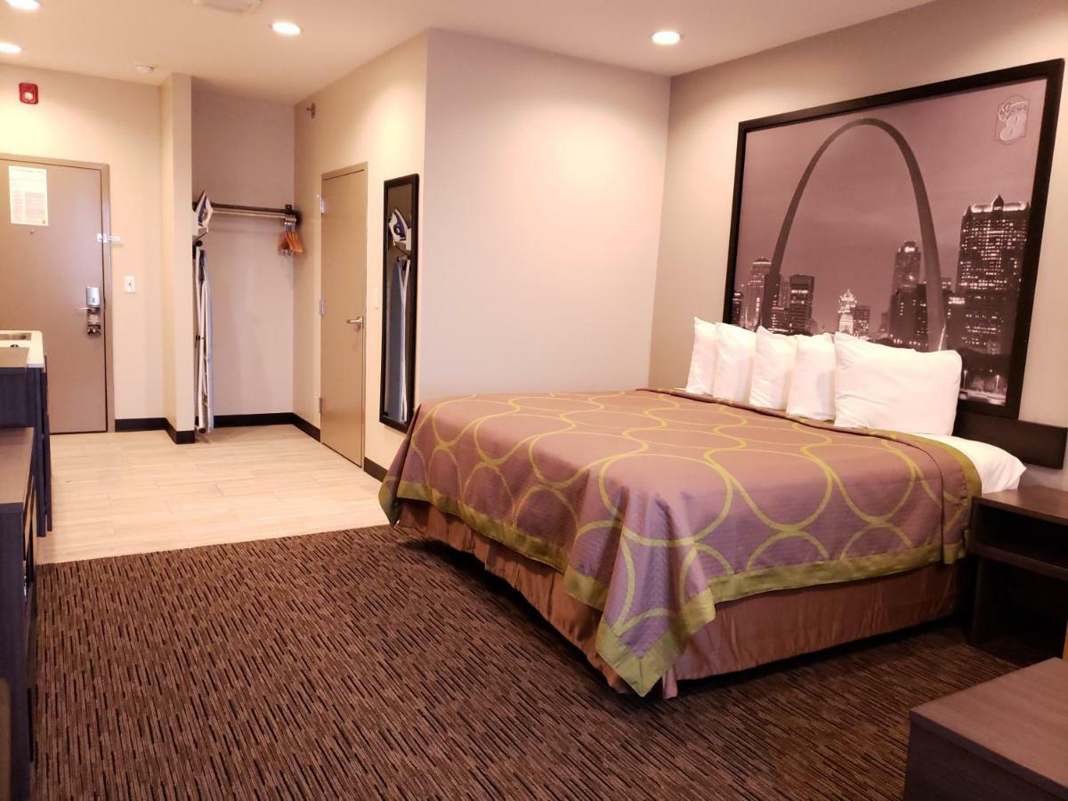 Super 8 By Wyndham St. Louis North Hotell Exteriör bild