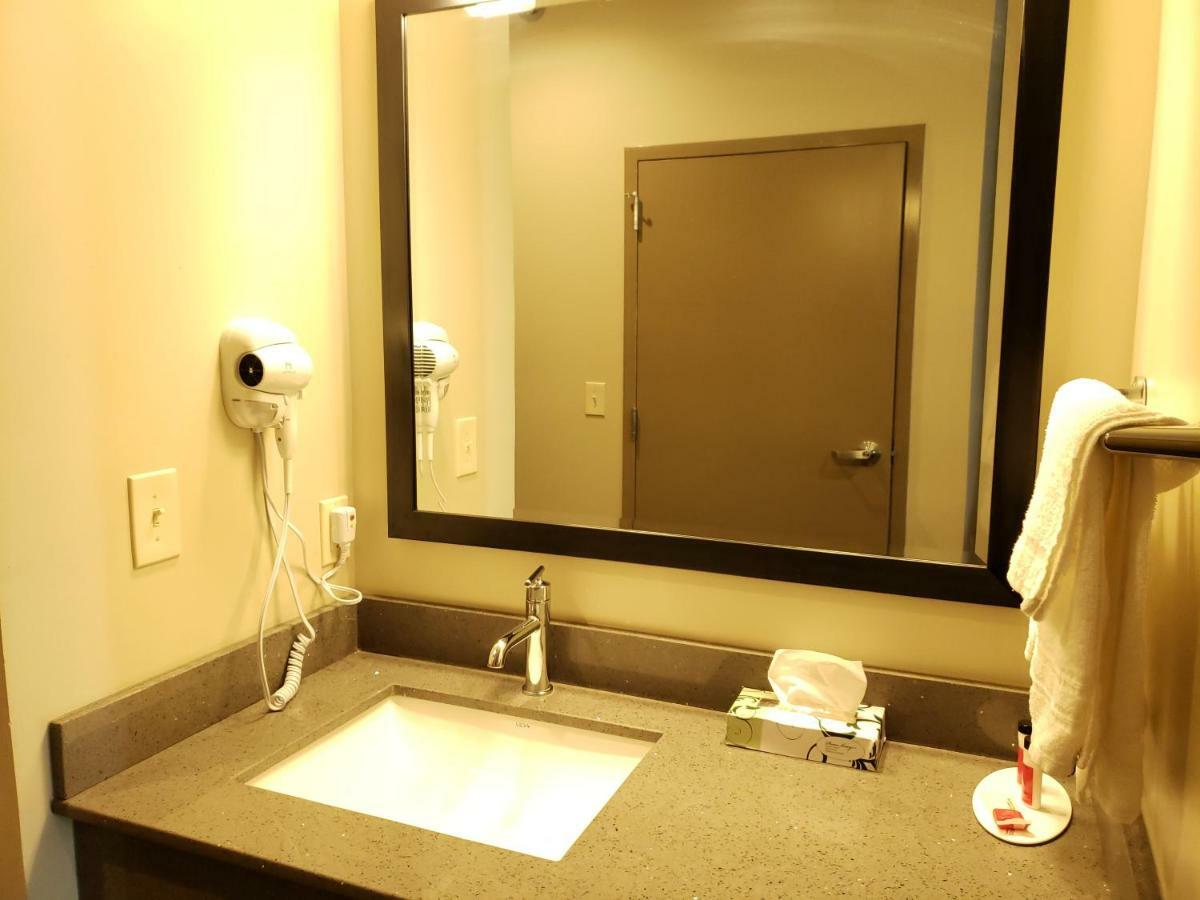 Super 8 By Wyndham St. Louis North Hotell Exteriör bild