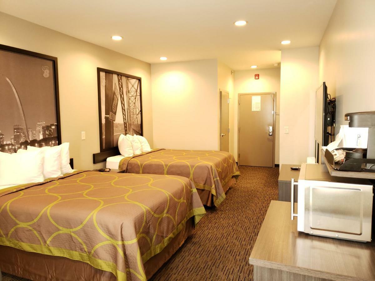 Super 8 By Wyndham St. Louis North Hotell Exteriör bild