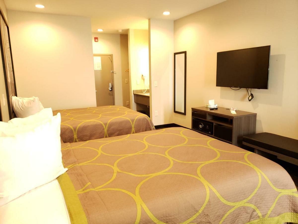 Super 8 By Wyndham St. Louis North Hotell Exteriör bild