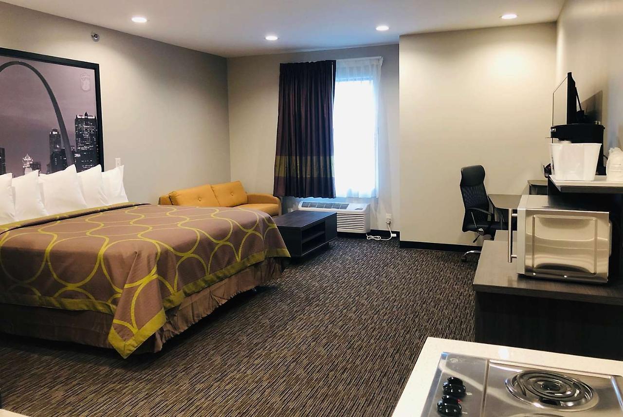 Super 8 By Wyndham St. Louis North Hotell Exteriör bild
