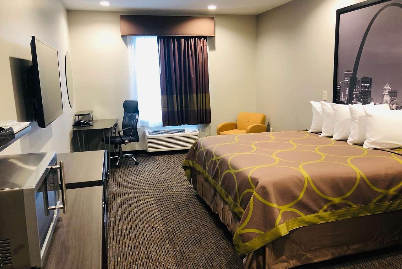 Super 8 By Wyndham St. Louis North Hotell Exteriör bild